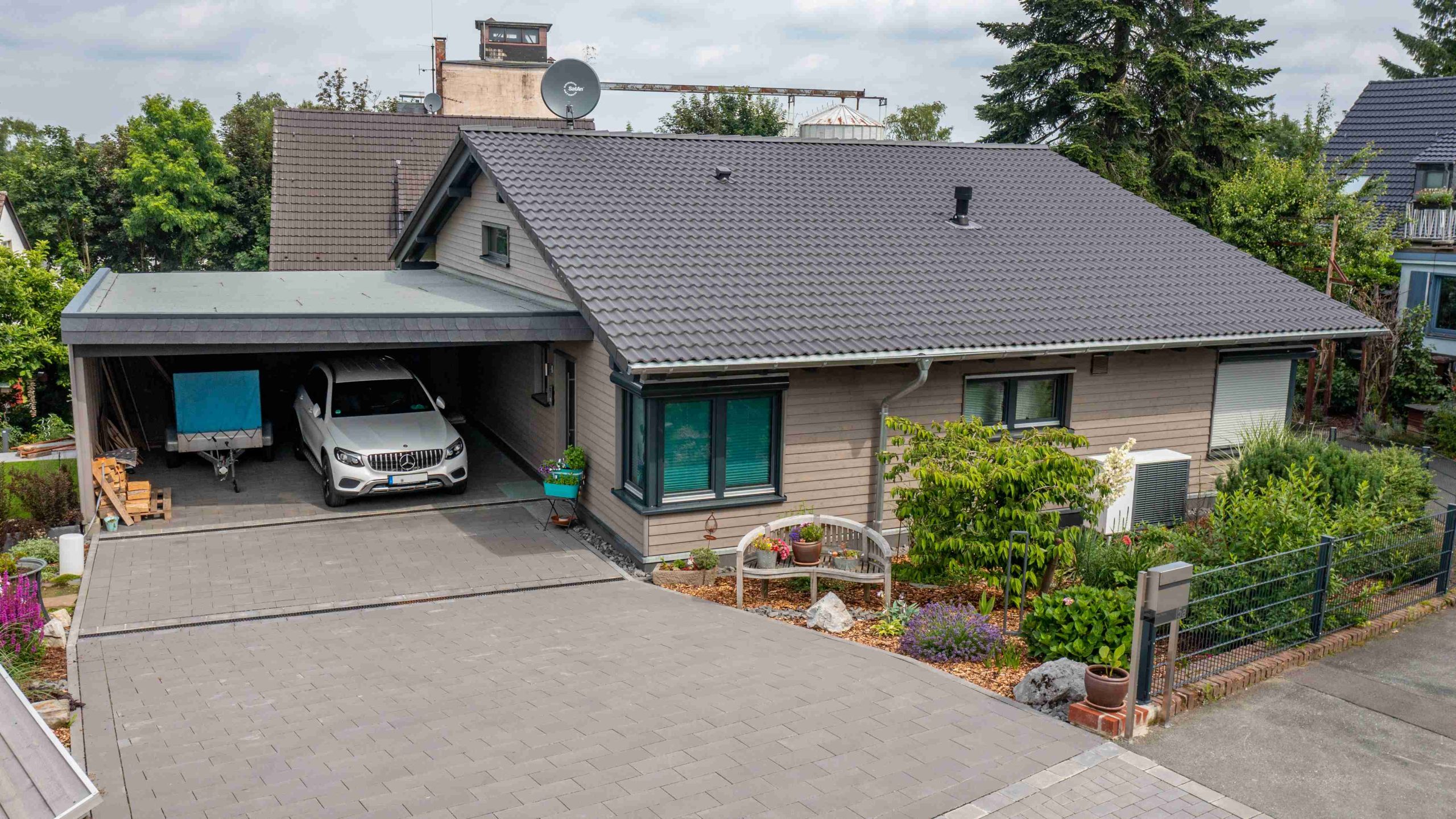 Moderner Holz-Bungalow mit großem Doppelcarport und Einfahrt
