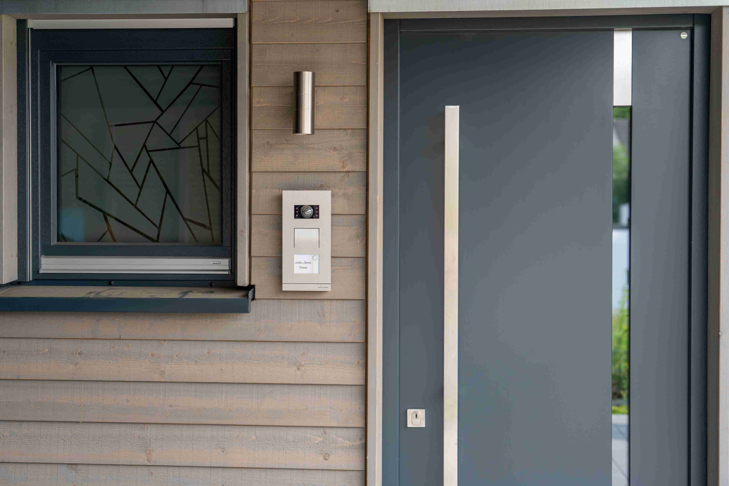 Detailaufnahme Haustür mit Fenster und Klingelanlage
