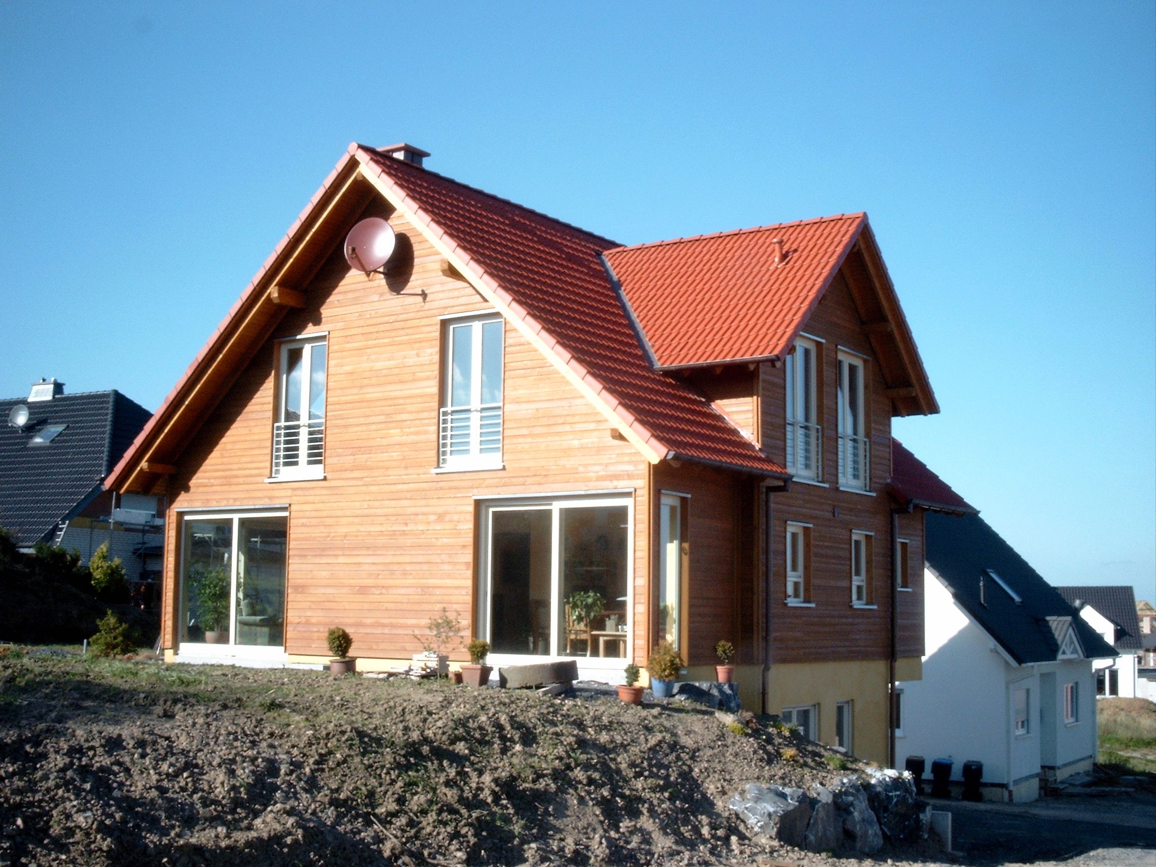 Außenansicht des Holzhauses Asprion mit rotem Satteldach