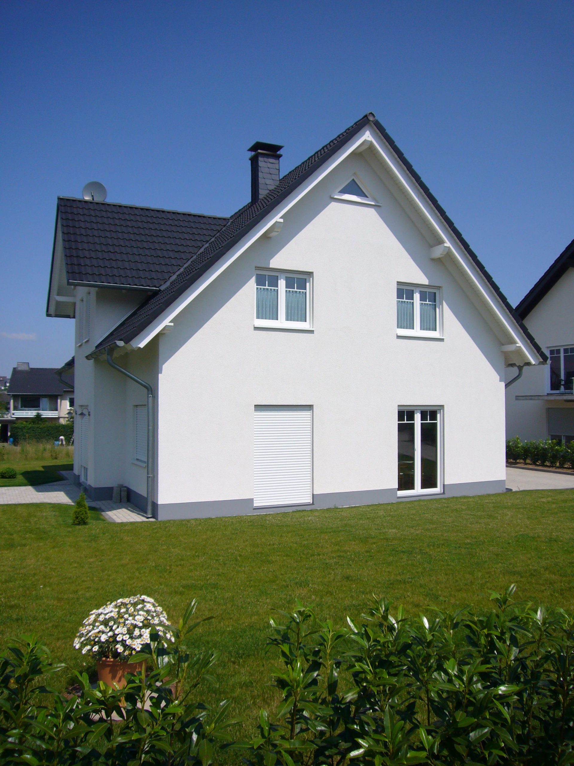 Rückseitige Ansicht mit Erker, Zwerchgiebel und großem Gartenbereich