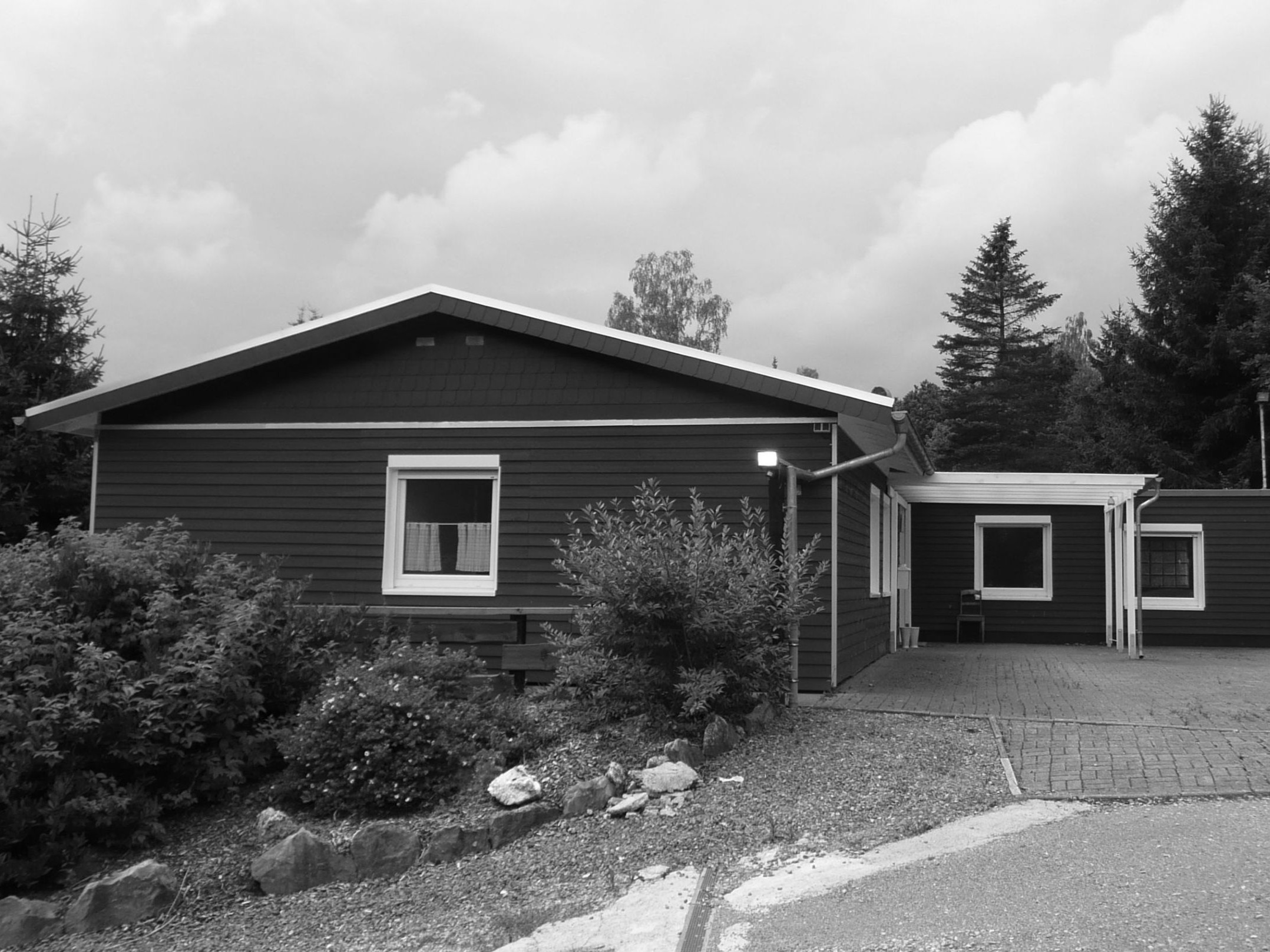 Straßenseitige Ansicht des ursprünglichen Ferienhauses im Bestand