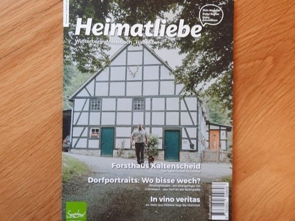 Deckblatt des Magazins "Heimatliebe" auf einem Holztisch