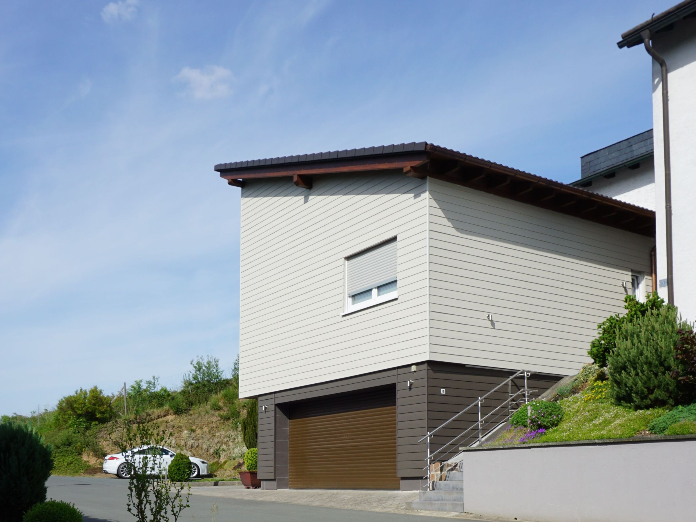 Zweigeschossiger Anbau aus Holz auf bestehender Garage an einem Einfamilienhaus