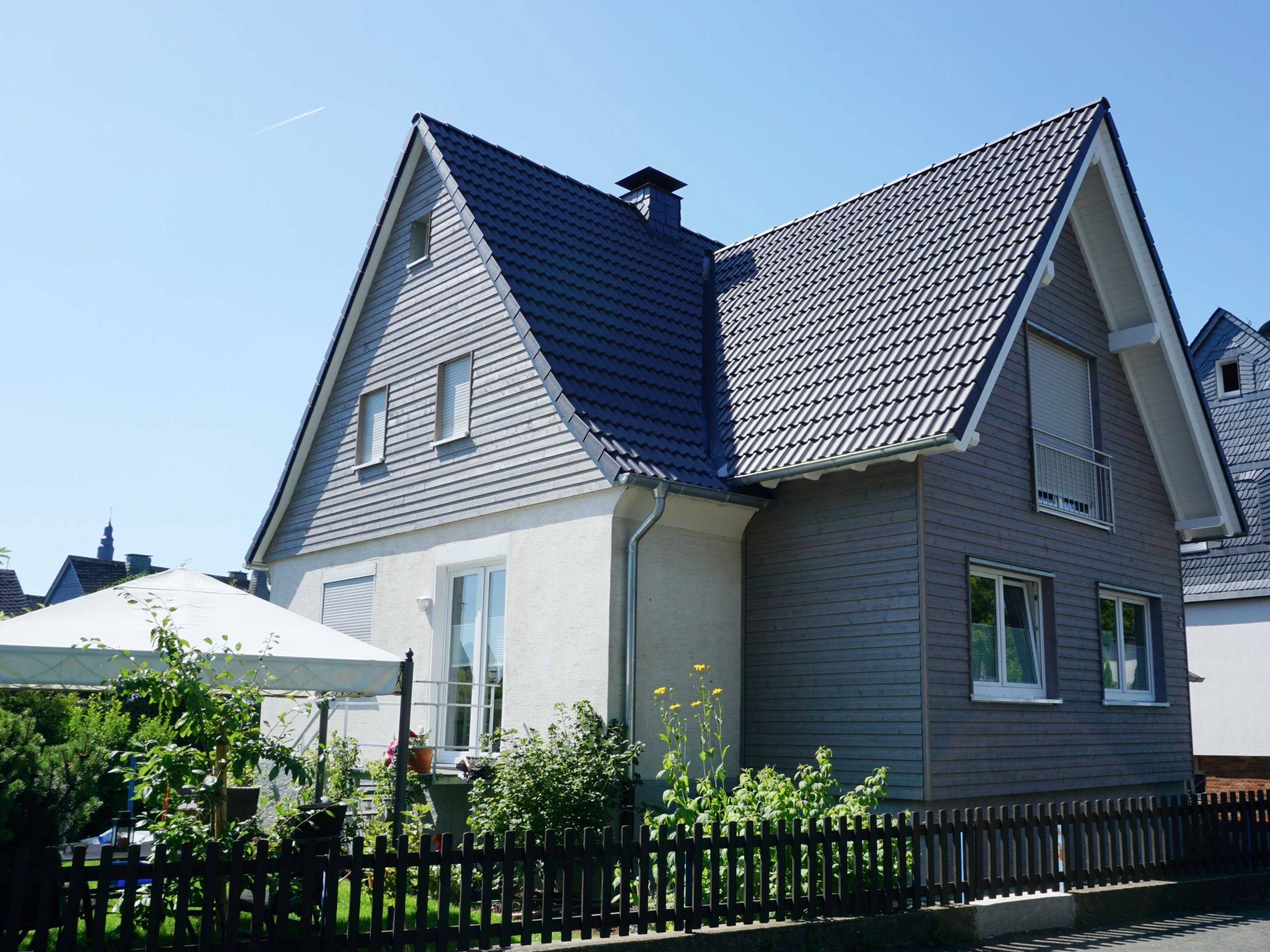 Fertiggestellter Anbau mit Holzfassade an einem Einfamilienhaus