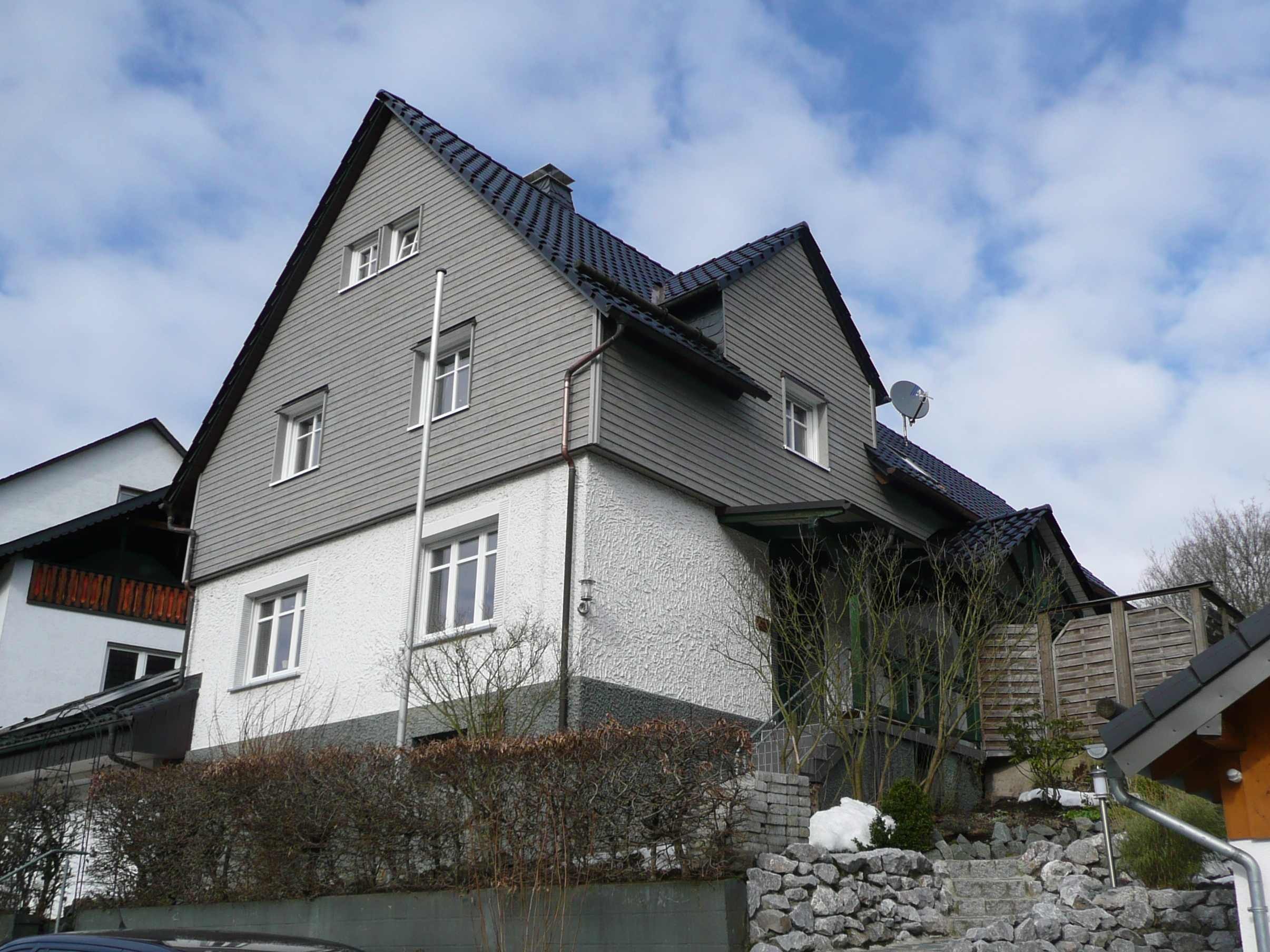 Fassadenansicht des Anbaus mit Holzverschalung und Satteldach