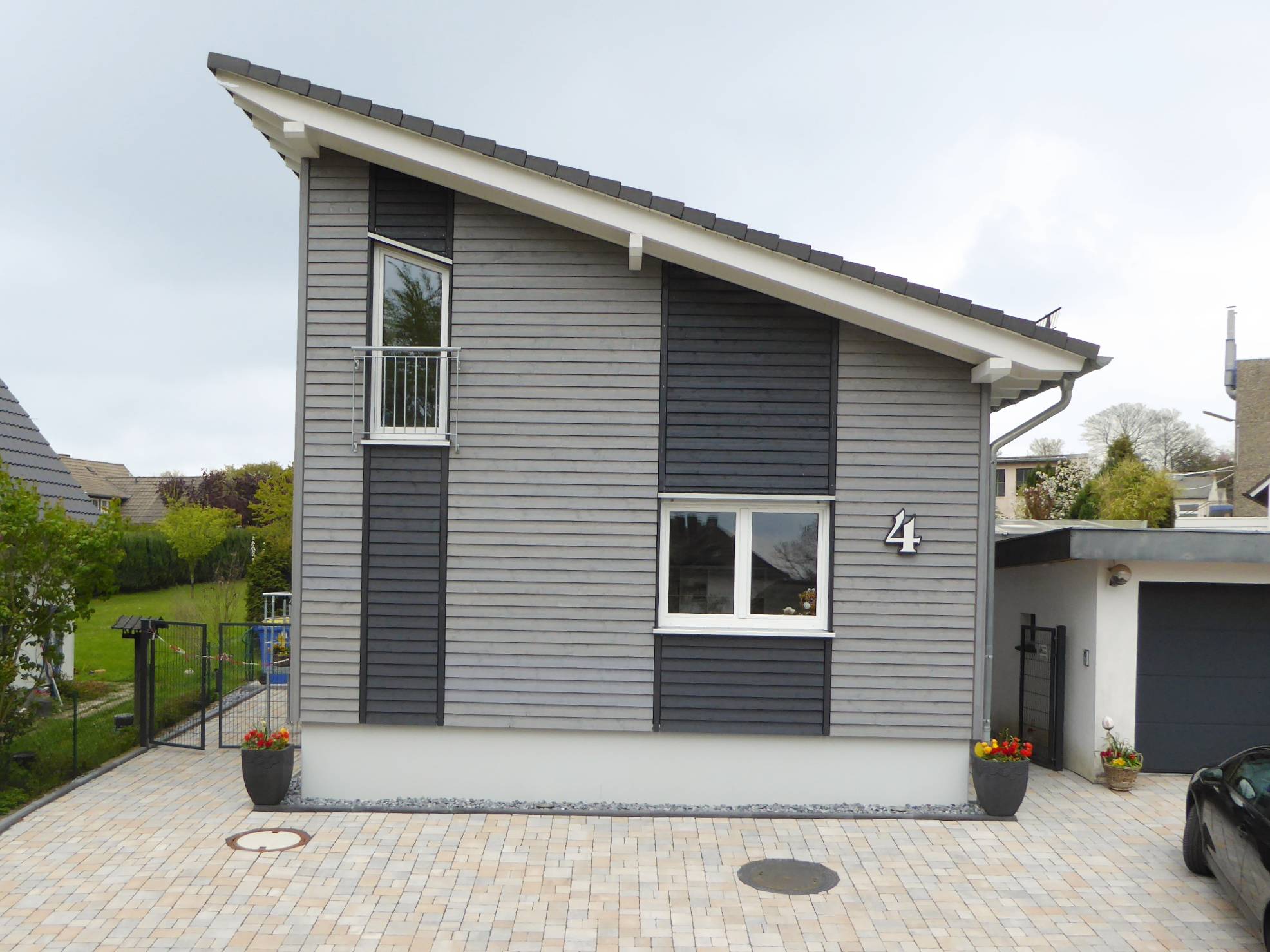 Seitenansicht des Holz-Anbaus mit geneigtem Pultdach und Dachüberstand