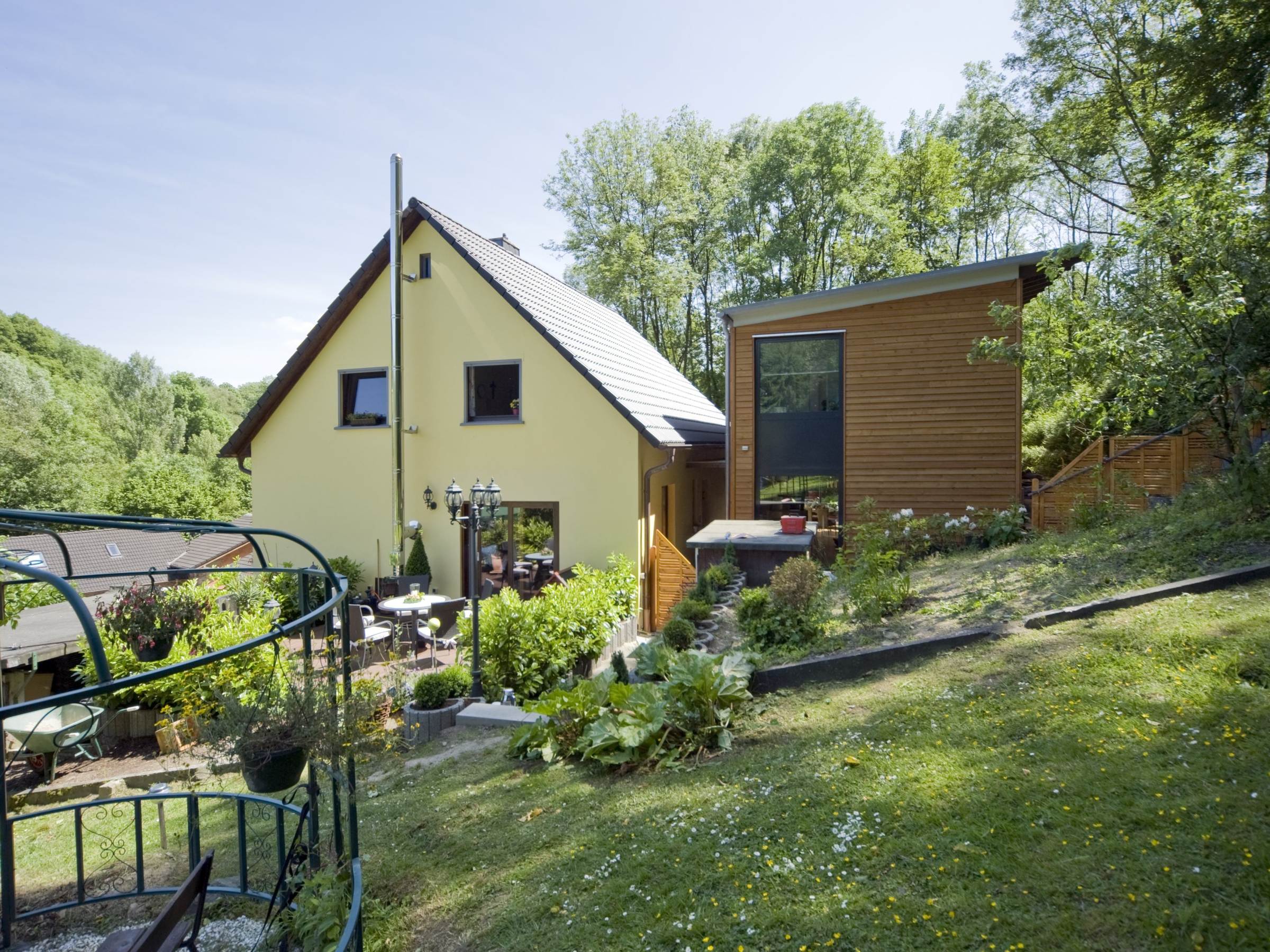 Gartenansicht des Anbaus neben dem bestehenden Wohnhaus