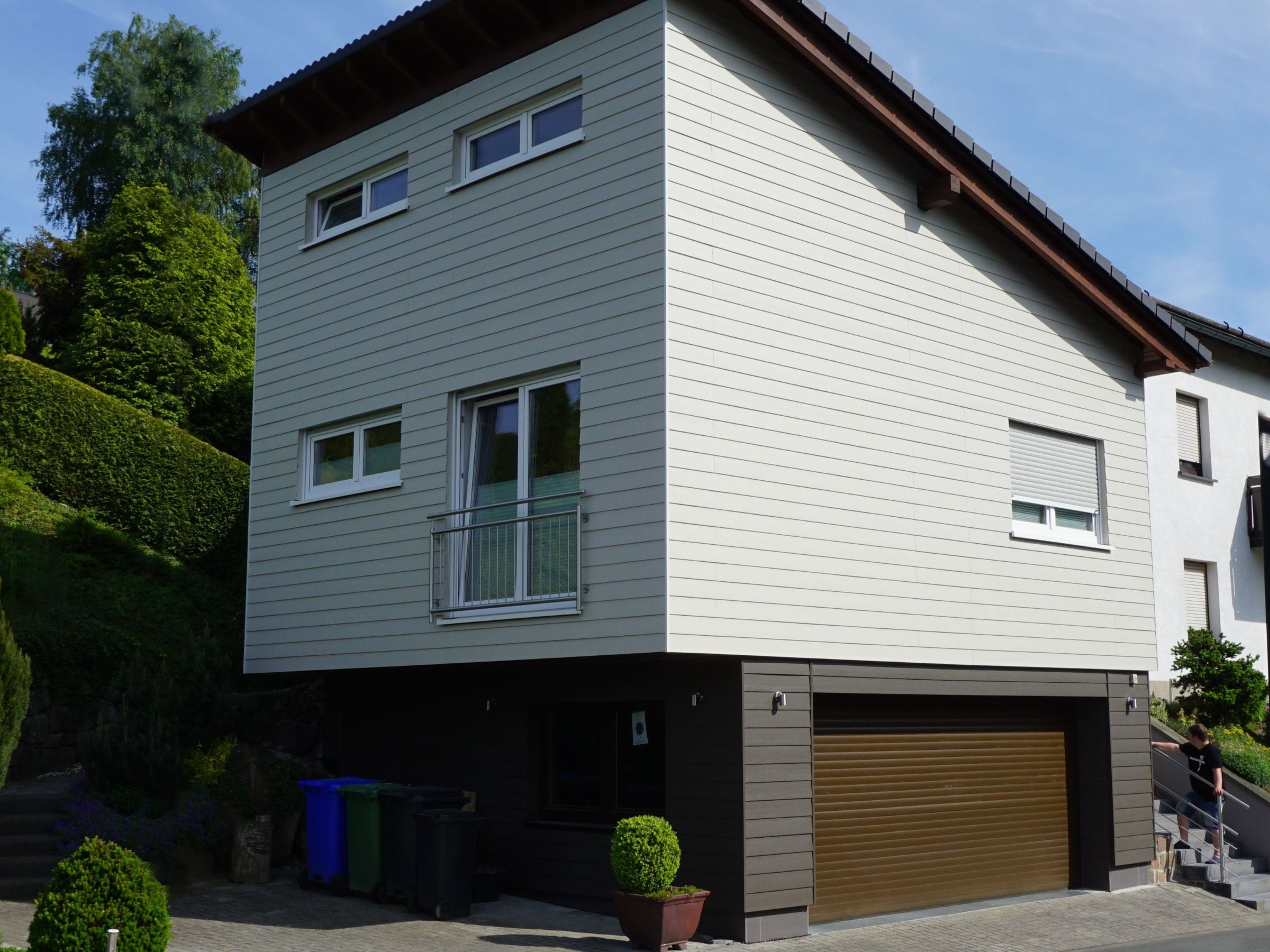 Wohnraumerweiterung auf Garage mit Pultdach und waagerechter Fassadenbekleidung