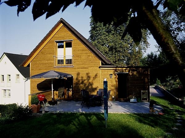 Modernisiertes Wohnhaus mit Aufstockung und Holzfassade