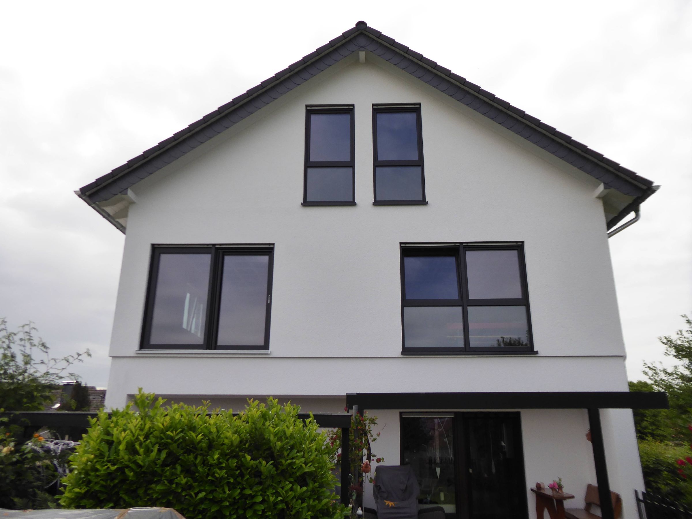 Giebelseite des Wohnhauses nach der Aufstockung mit neuer Fensteranordnung