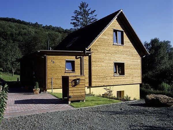 Seitenansicht der Aufstockung mit horizontaler Holzfassade