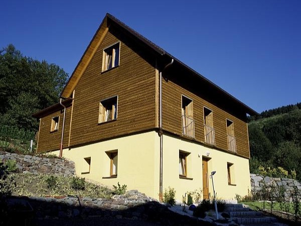 Rückansicht des aufgestockten Wohnhauses mit neuem Dach