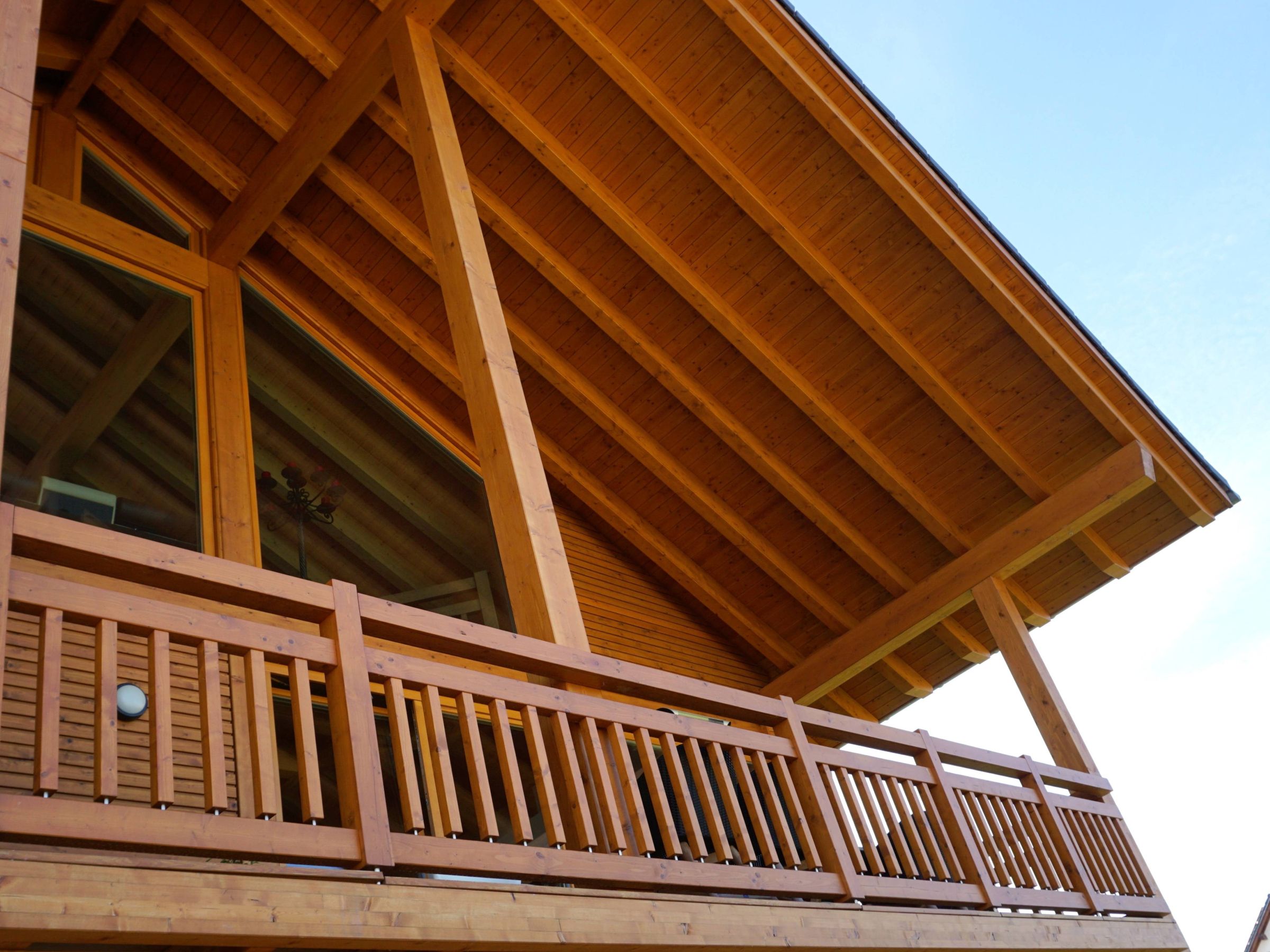 Detailaufnahme des Balkons mit sichtbarer Dachstuhlkonstruktion