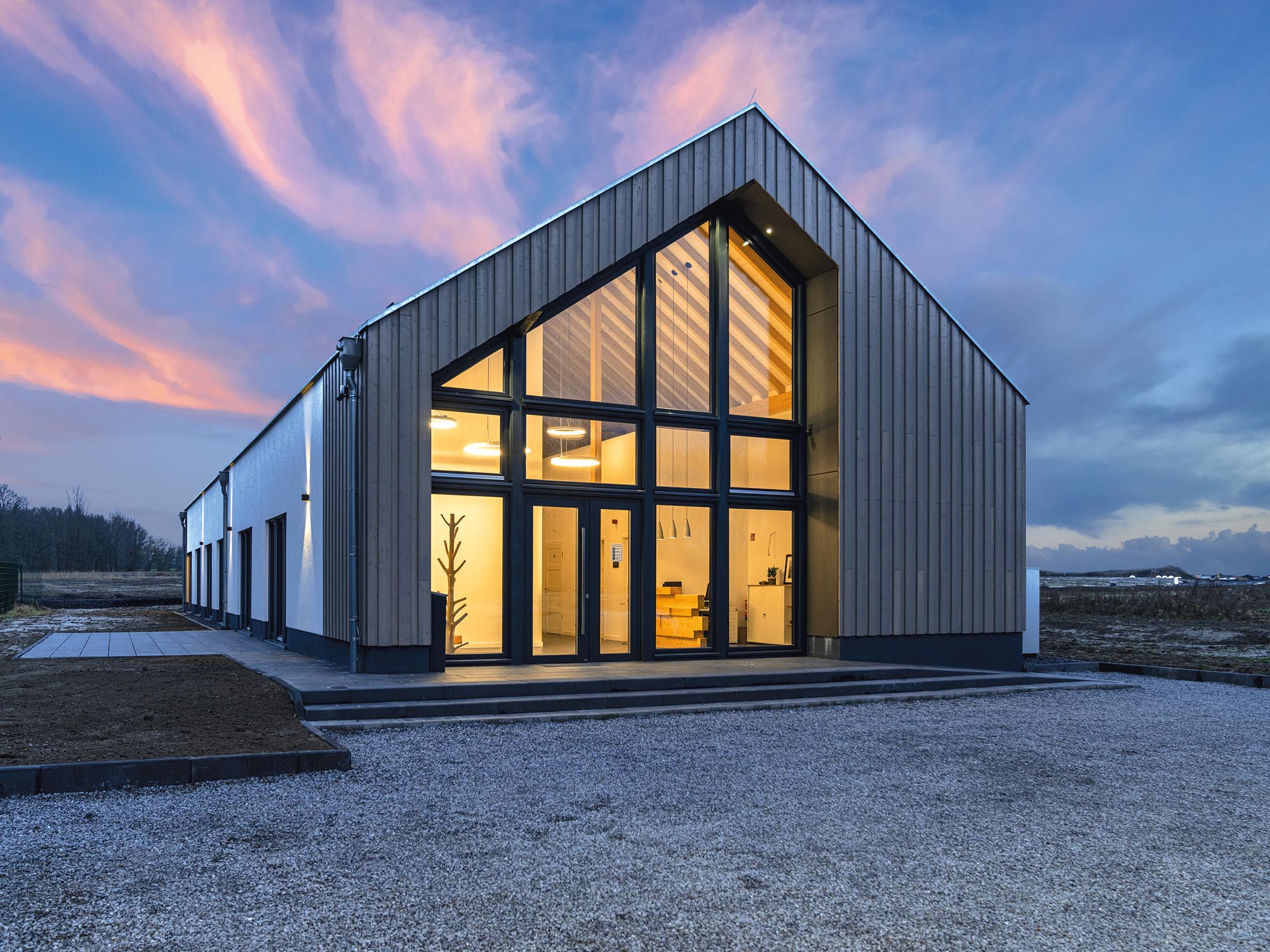 Zweigeschossiges Bürogebäude in Holzbauweise mit Skelettkonstruktion am Eingang und großflächiger Verglasung in Menden