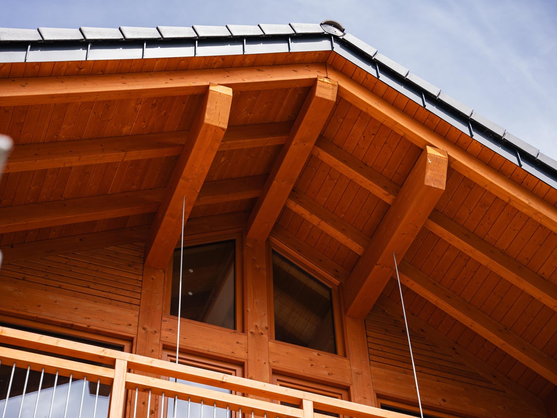 Dachkonstruktion aus Holz am Glasgiebel eines Einfamilienhauses