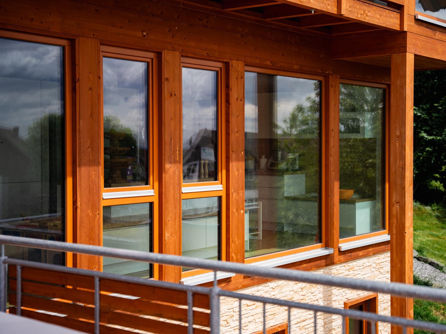 Großzügige Fensterfront mit Holzrahmen im Erdgeschoss eines Einfamilienhauses