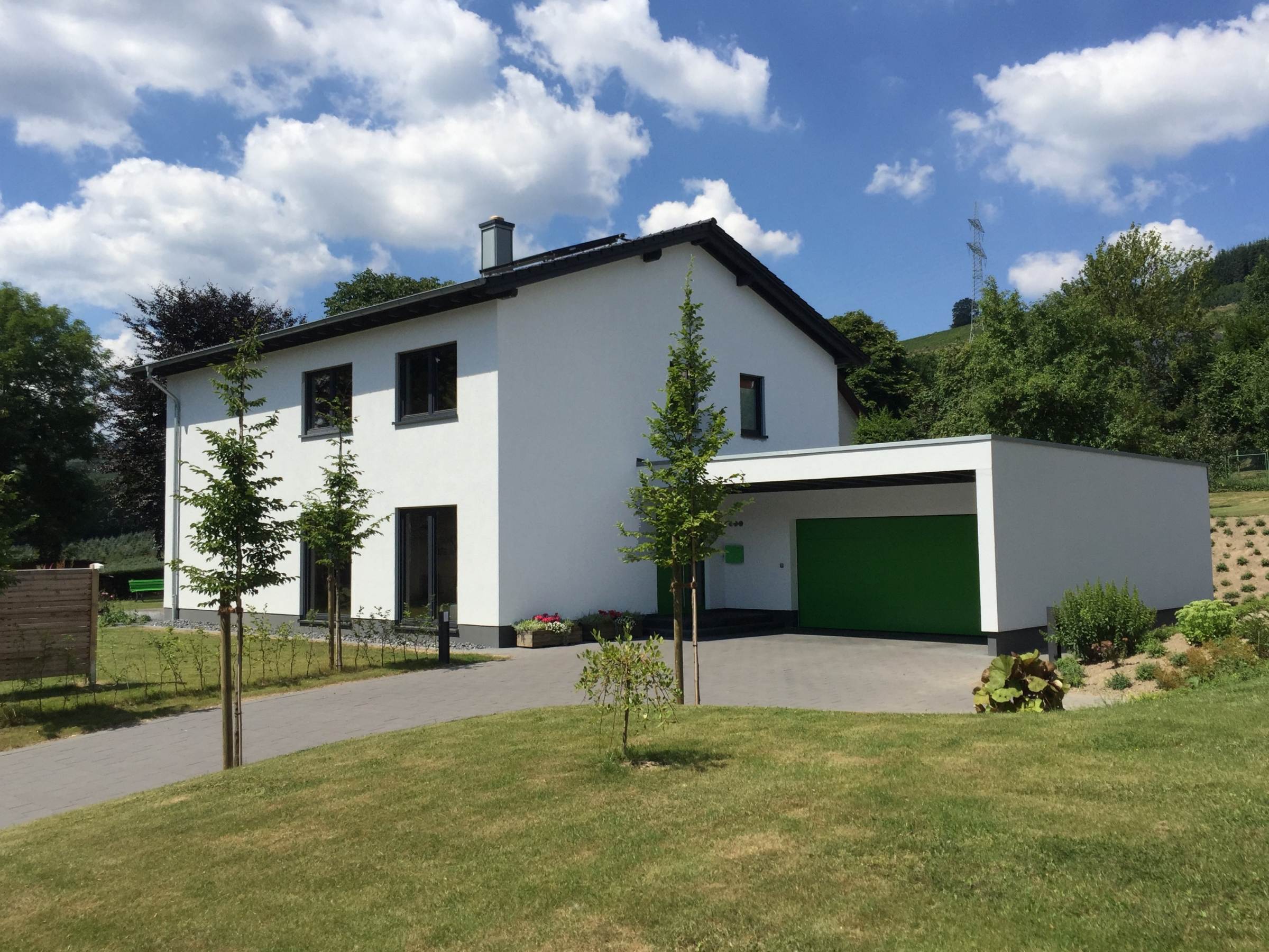 Einfamilienhaus in Holzbauweise mit angebauter Garage und Putzfassade