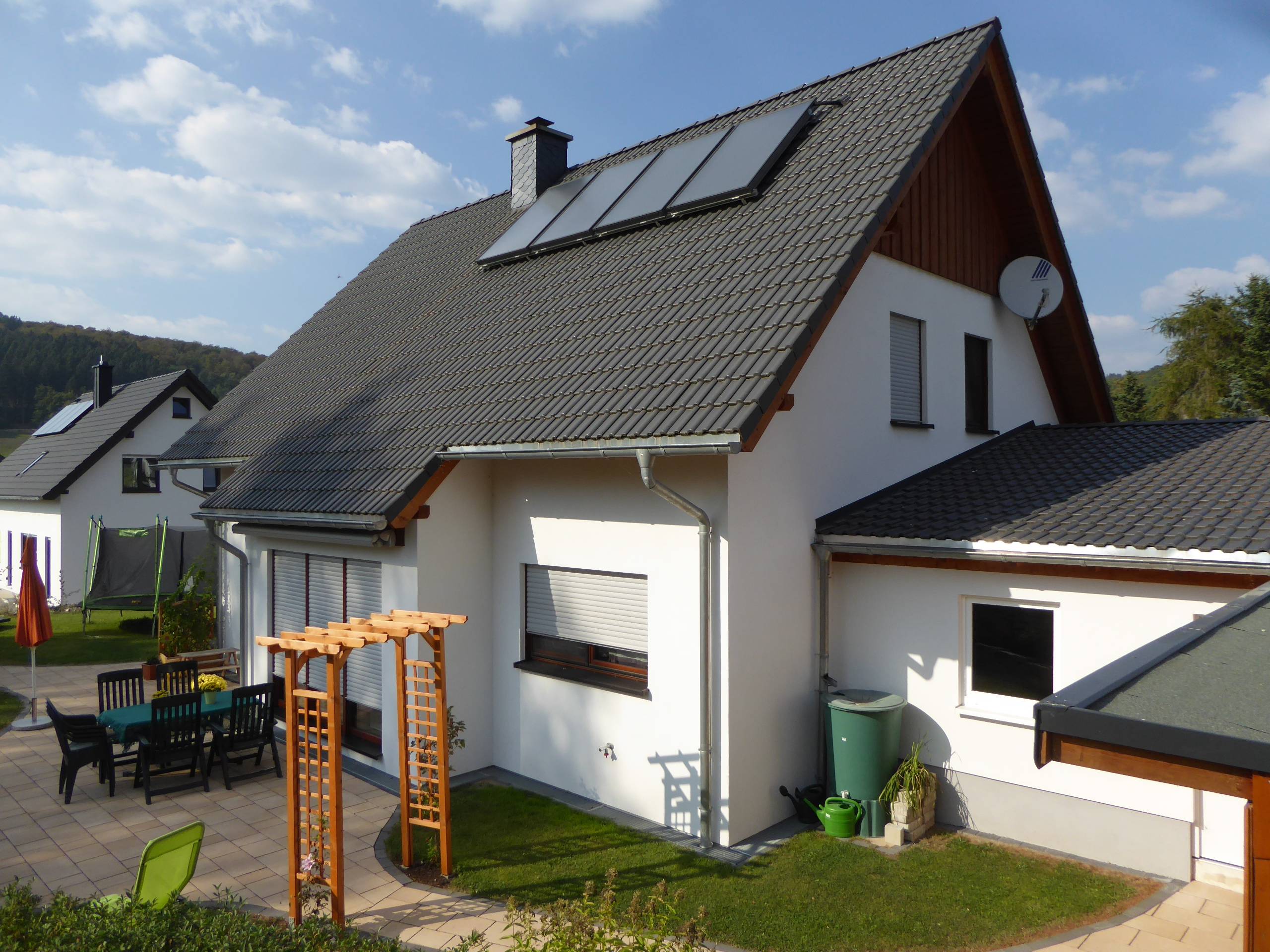 Terrassen- und Gartenansicht des klassischen Einfamilienhauses