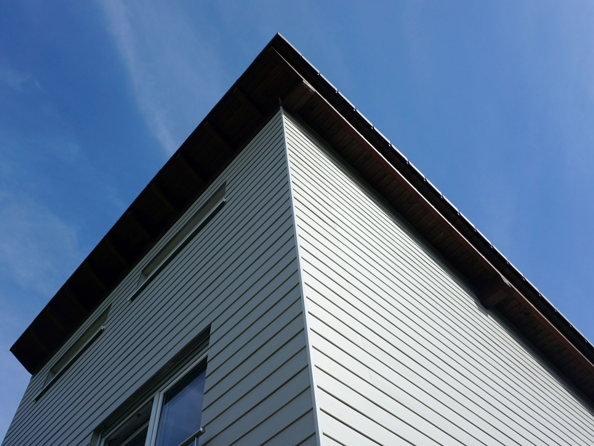 Dachüberstand des Anbaus mit sichtbarer Holzkonstruktion