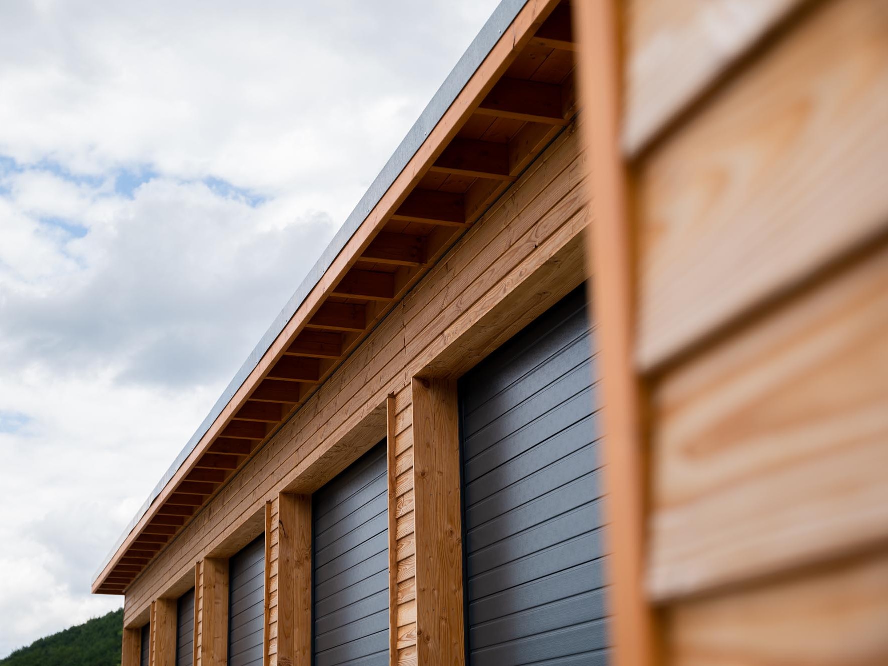 Detailansicht der unbehandelten Lärchenfassade mit horizontaler Stülpschalung