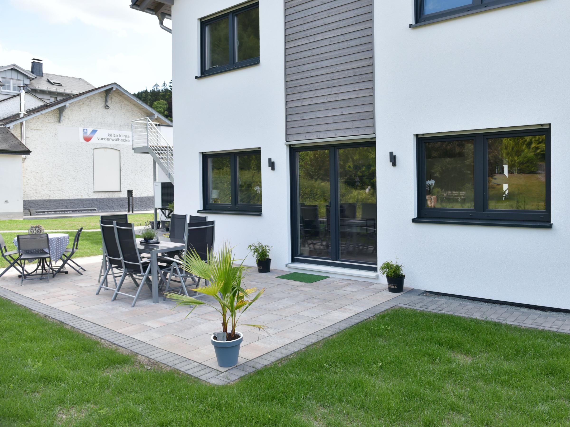 Gartenseite mit Terrasse, Gartenmöbeln und direktem Zugang zum Wohnbereich