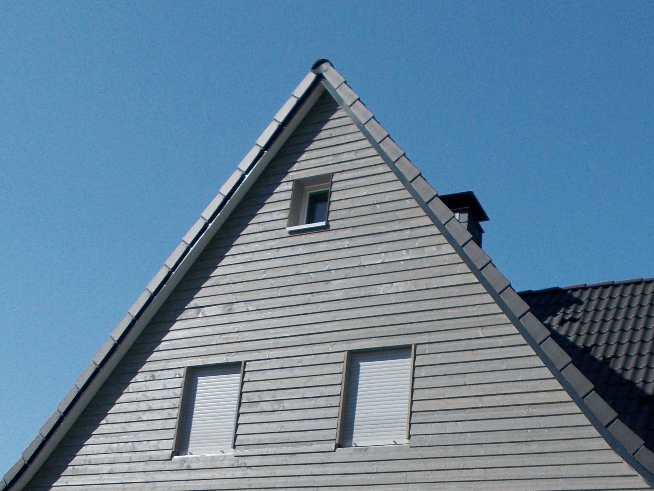 Giebelansicht mit horizontaler Holzfassade und neuer Dacheindeckung