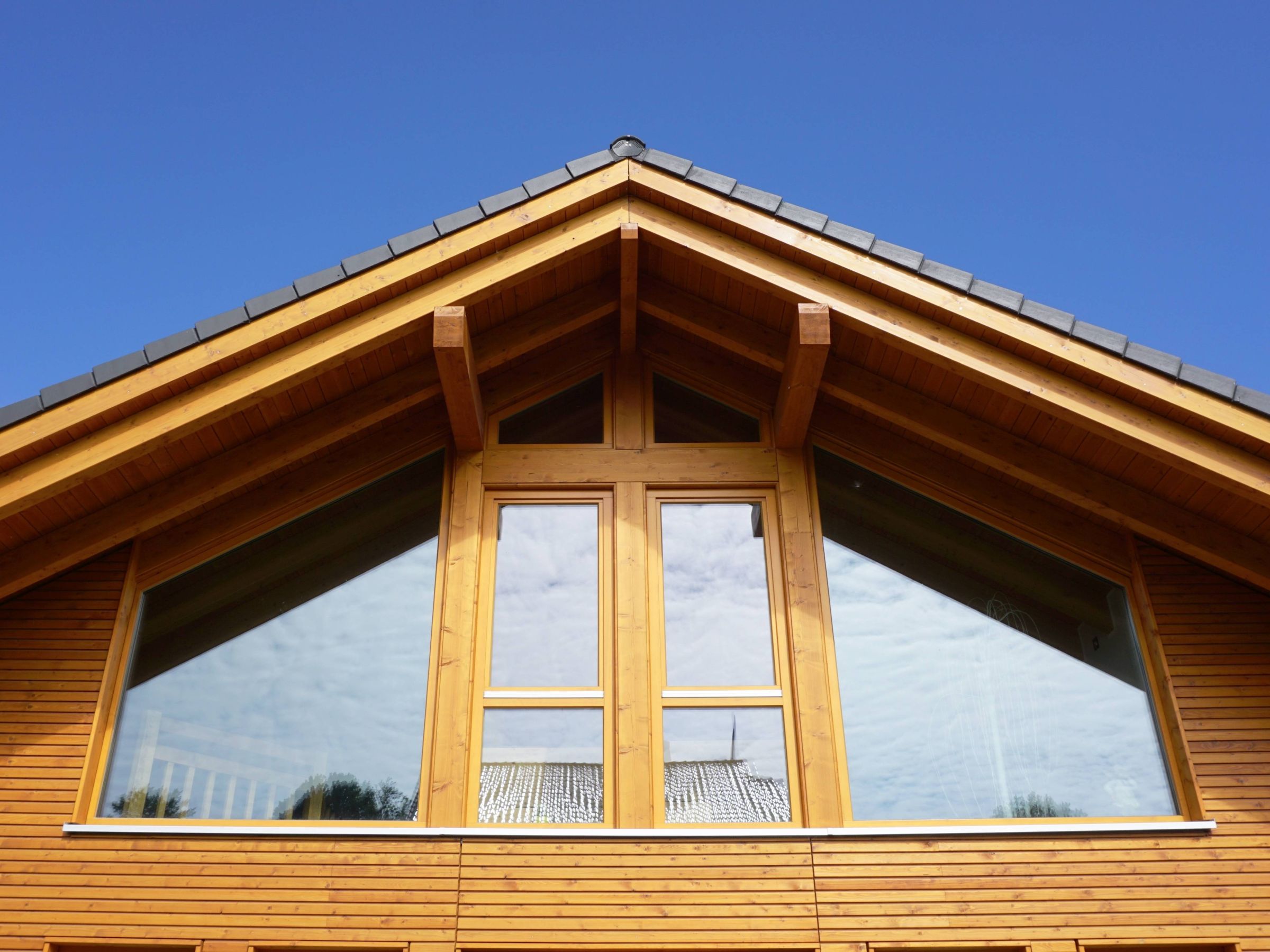 Giebelfront des Hauses mit großflächiger Verglasung