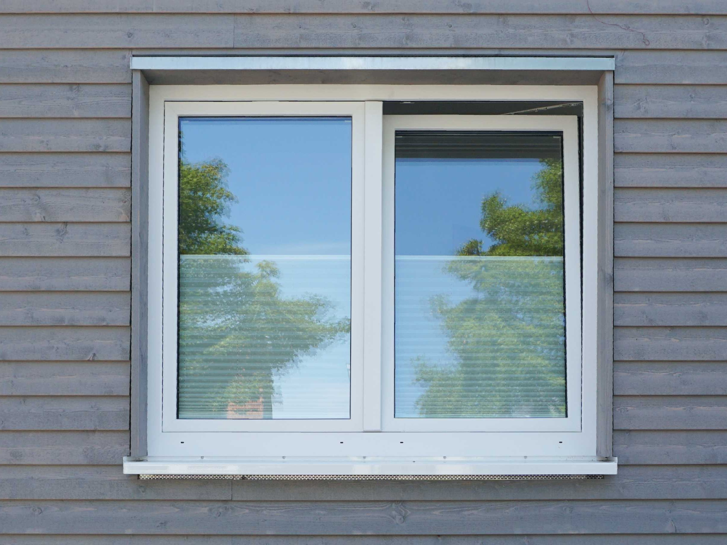 Fensterdetail mit Holzrahmung in der Holzfassade des Anbaus