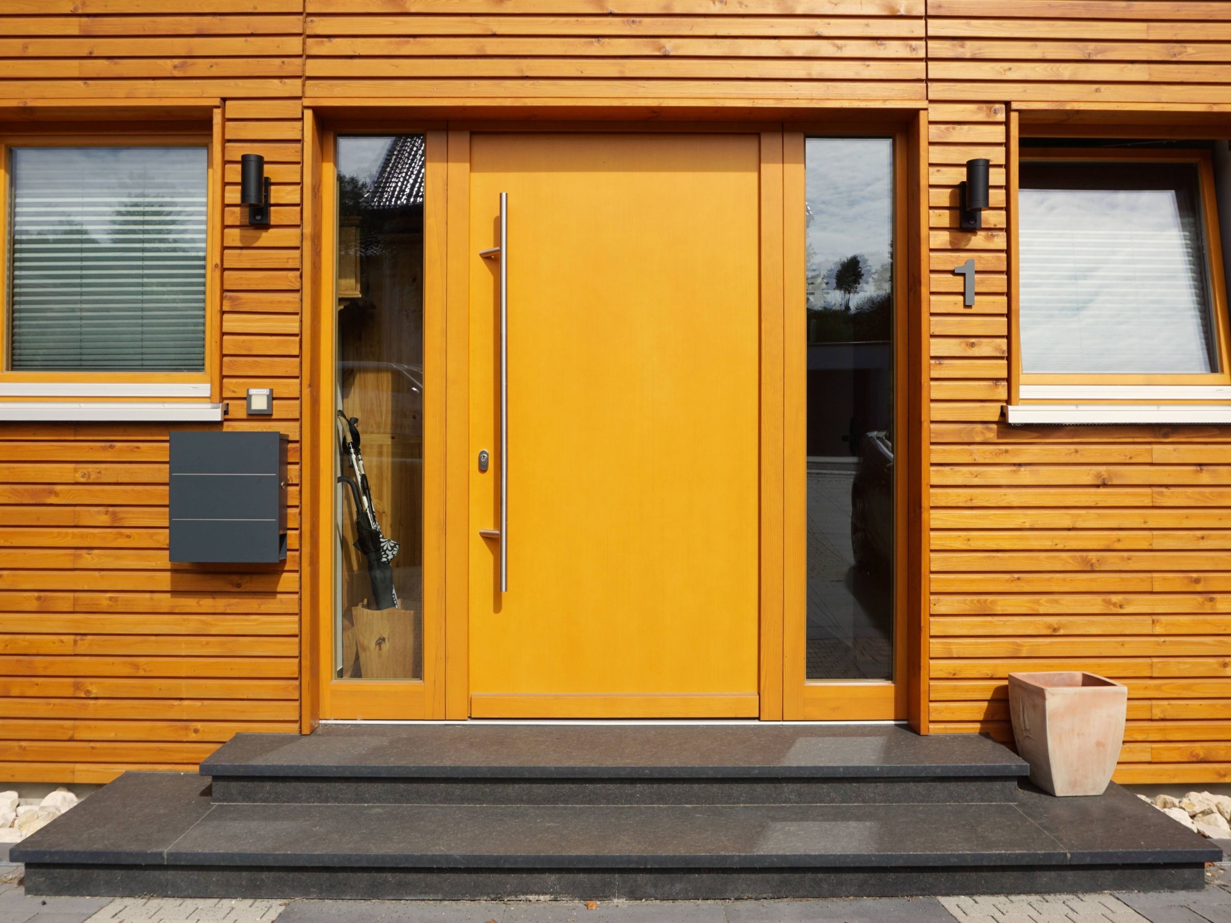 Detailaufnahme der Haustür in Holzfassade