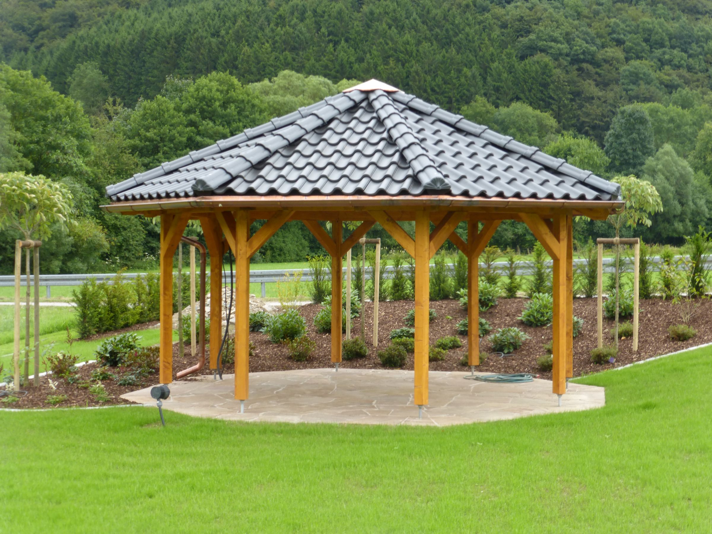 Freistehender Gartenpavillon aus Holz mit Walmdach