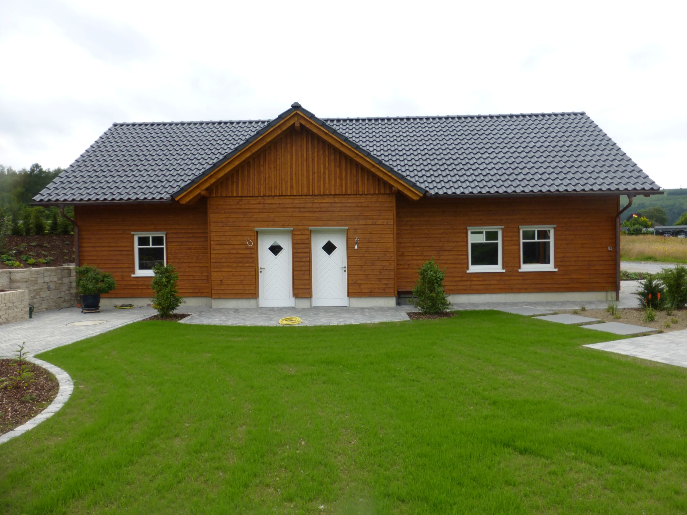 Vorderansicht einer Remise mit Holzschalung und Doppeltür