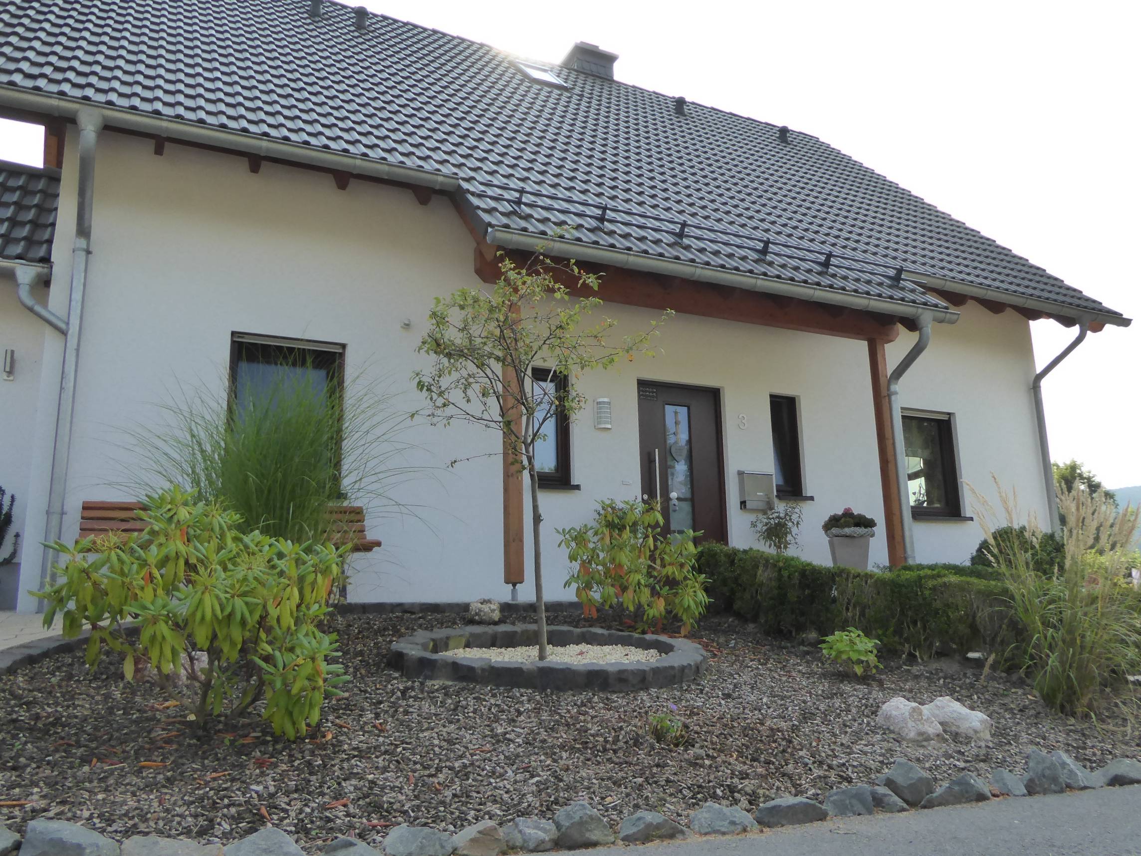 Eingangsbereich des klassischen Einfamilienhauses mit Holzdetails