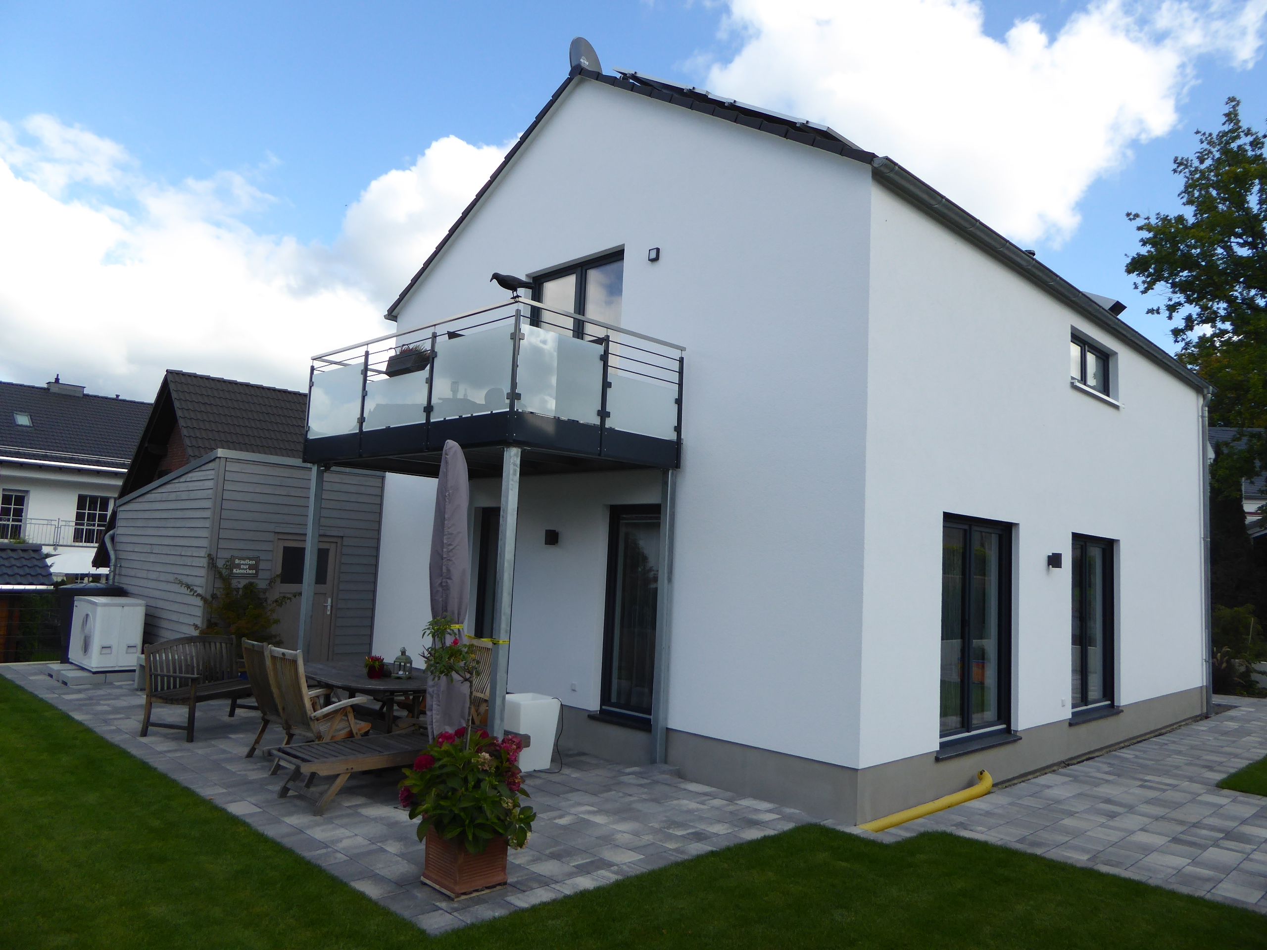 Terrassen- und Gartenansicht des Einfamilienhauses mit Balkon