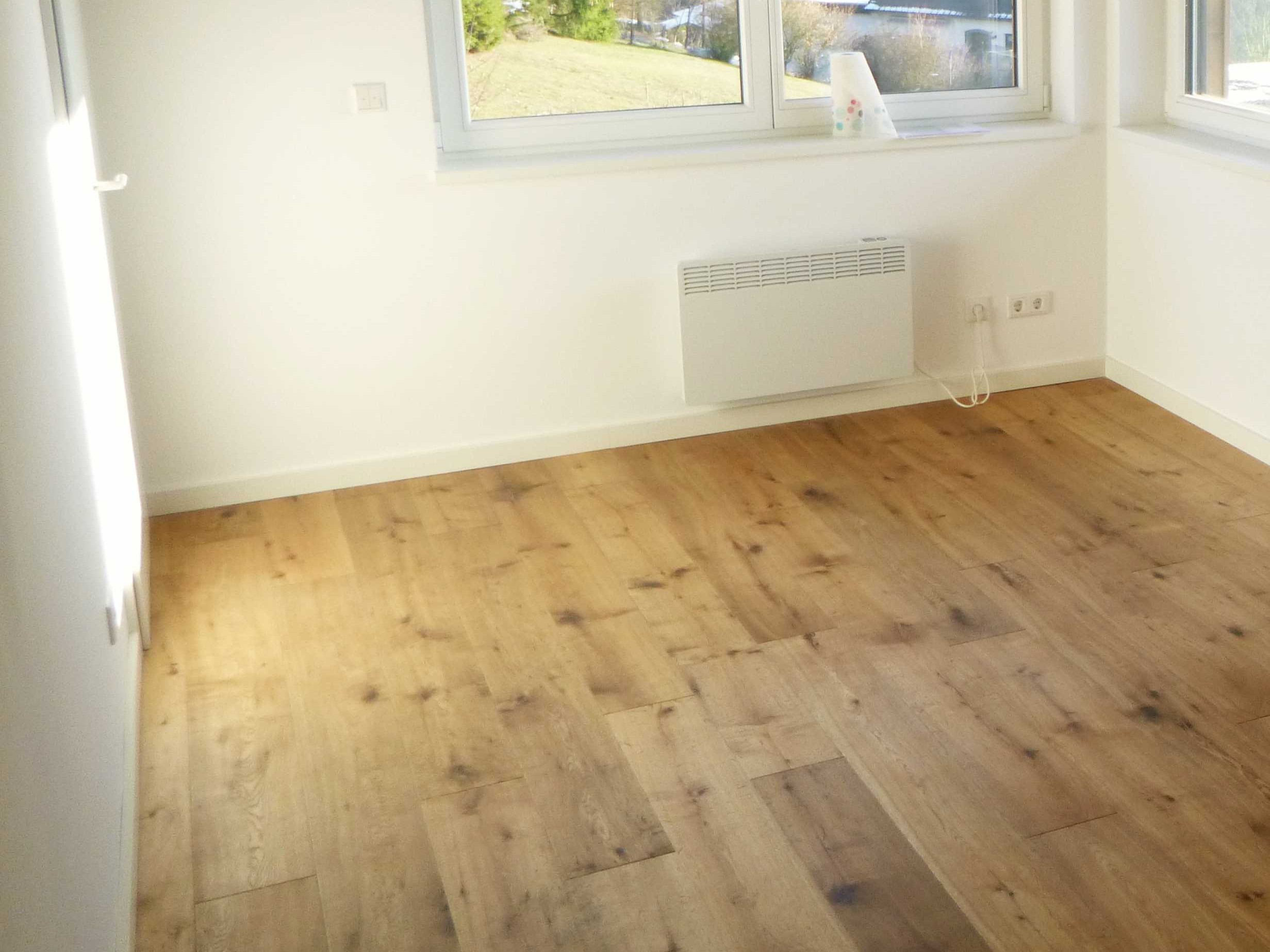 Innenraum mit Parkett-Landhausdielen und heller Wandgestaltung