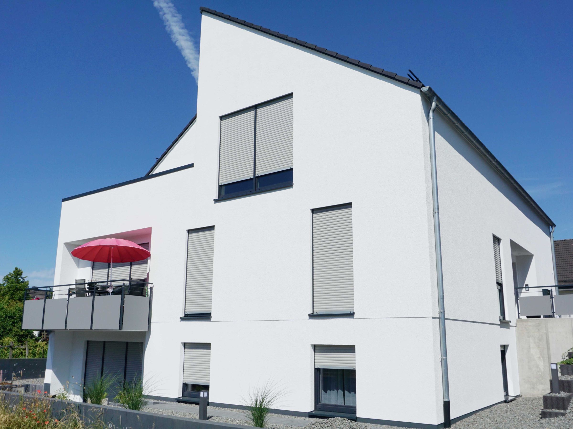 Detailansicht der Giebelseite mit Fensteröffnungen und Putzfassade