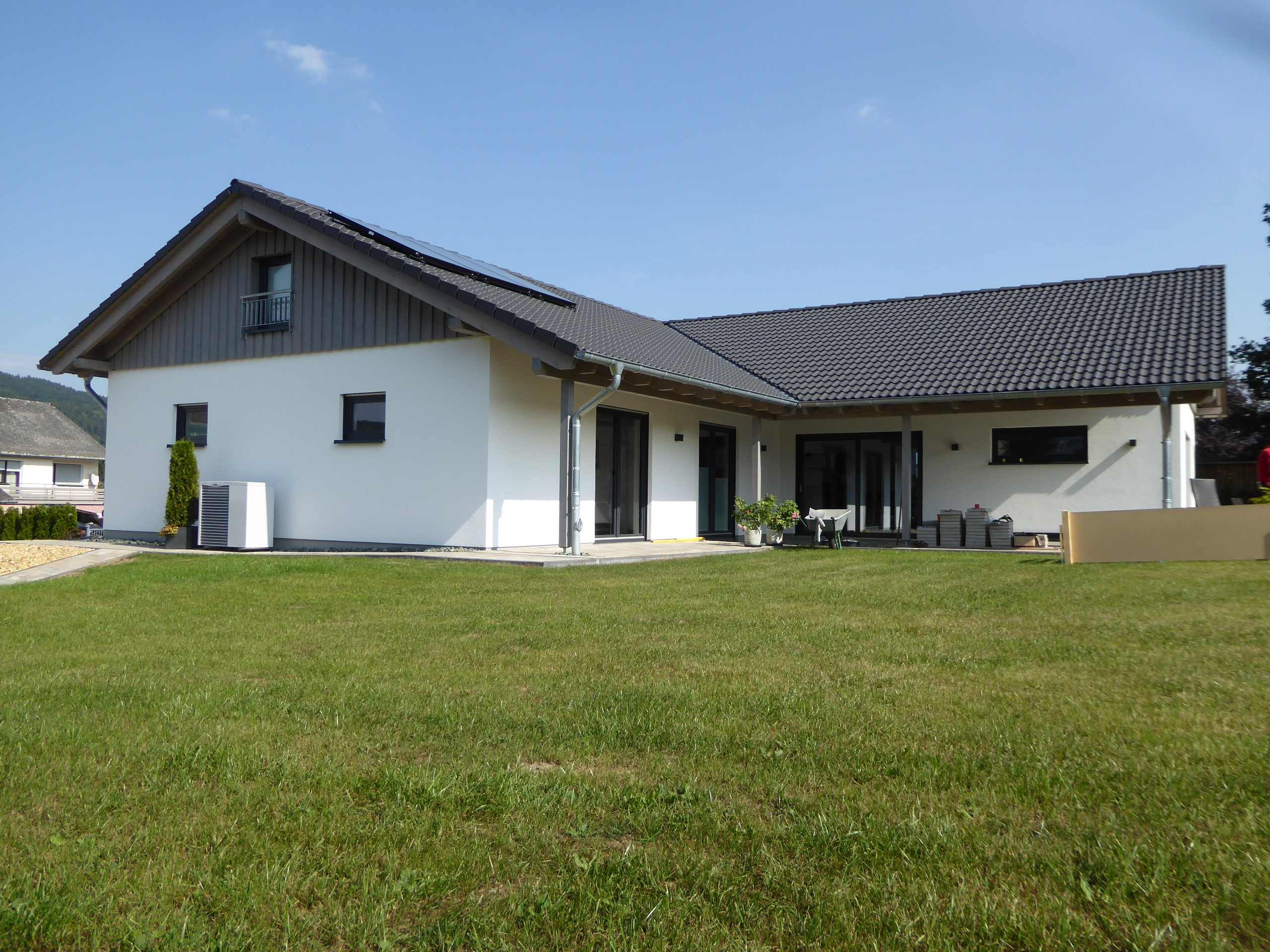 Ebenerdiger Winkelbungalow mit Putzfassade, Terrasse und großem Gartenbereich
