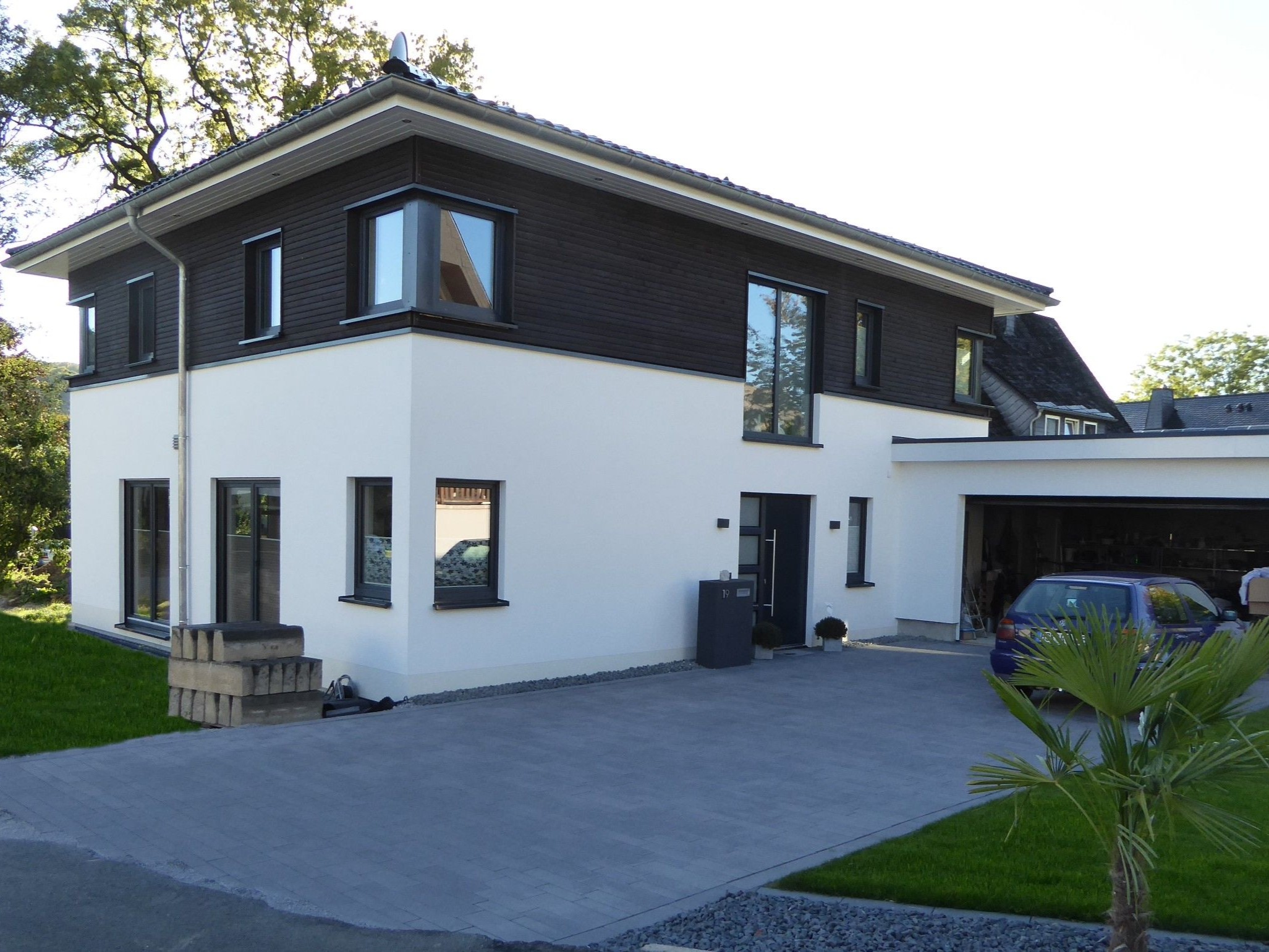 Außenansicht Eingangsbereich mit angebundener Doppelgarage