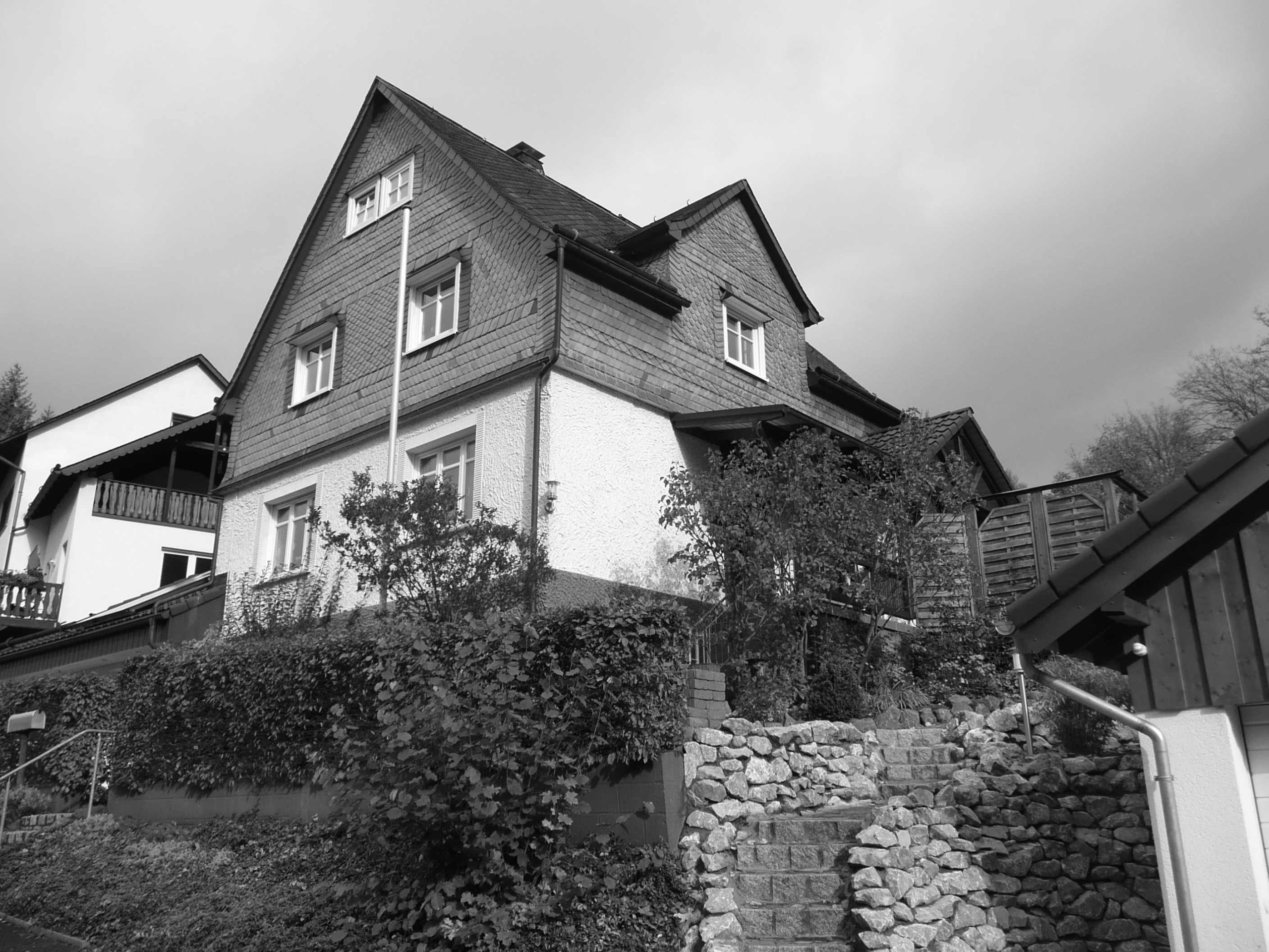 Straßenansicht des Bestandsgebäudes vor der Wohnraumerweiterung