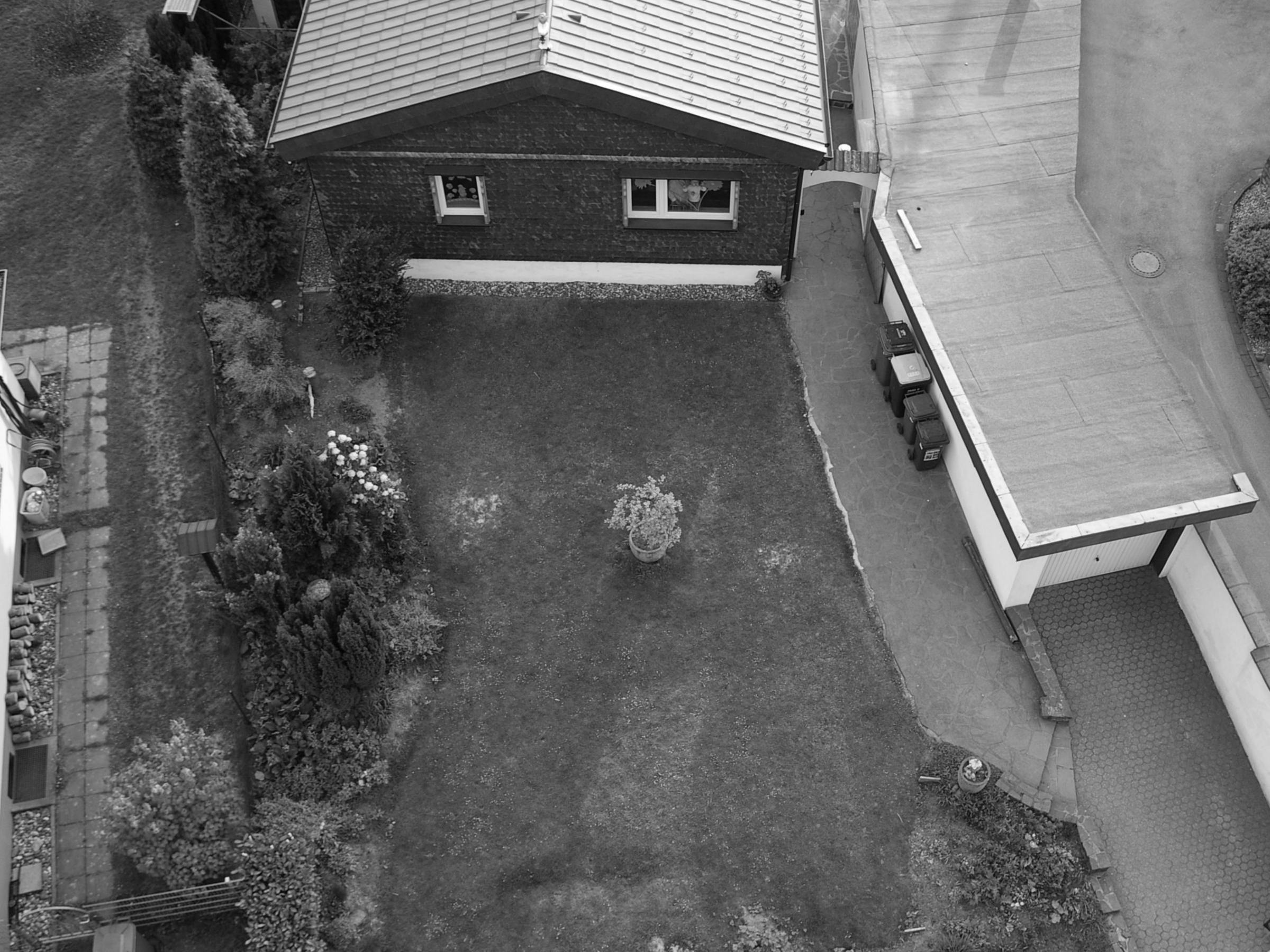 Luftaufnahme des Grundstücks vor dem zweigeschossigen Anbau im Gartenbereich