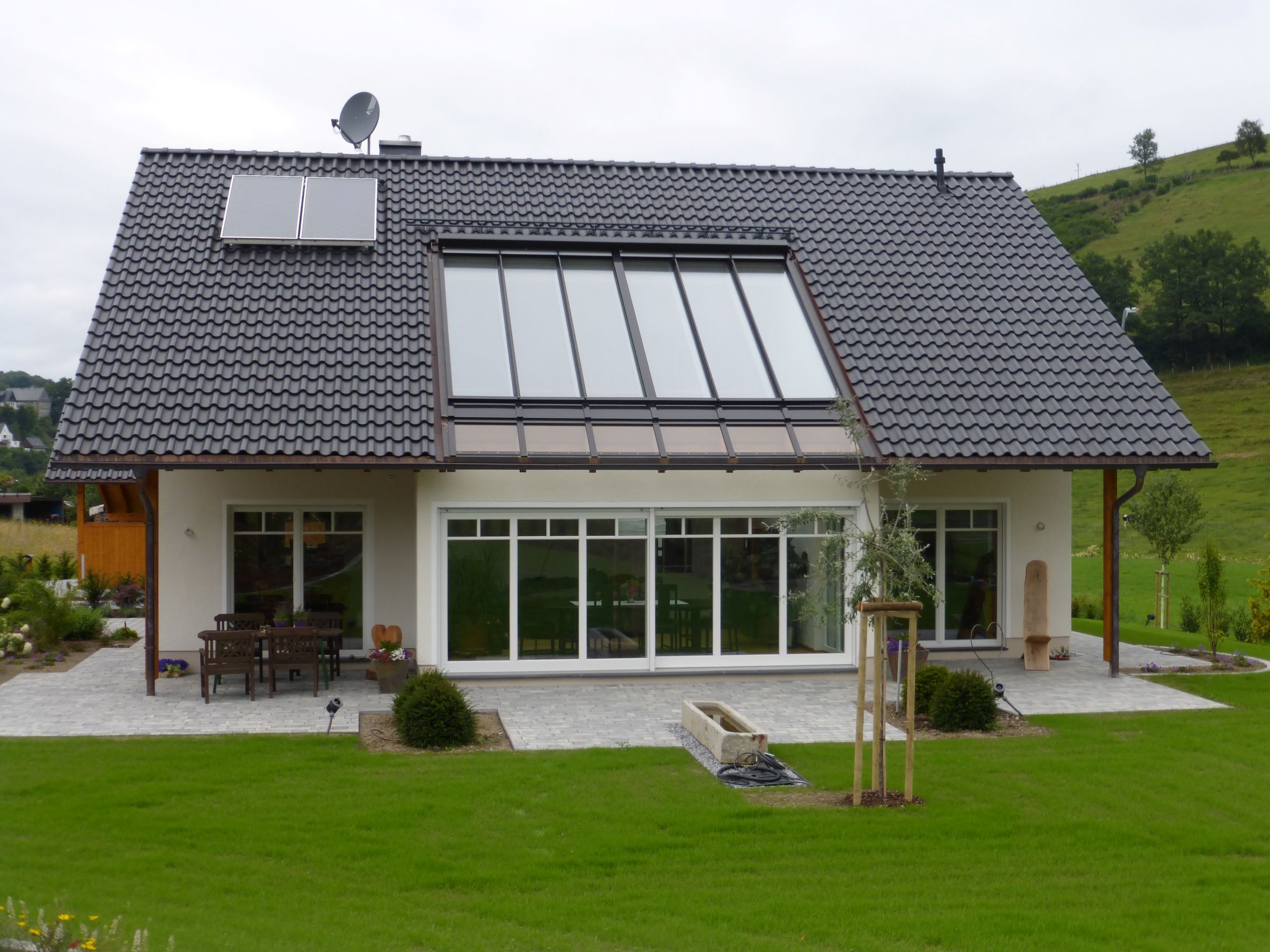 Großflächige Dachverglasung einer integrierten Wintergartenkonstruktion