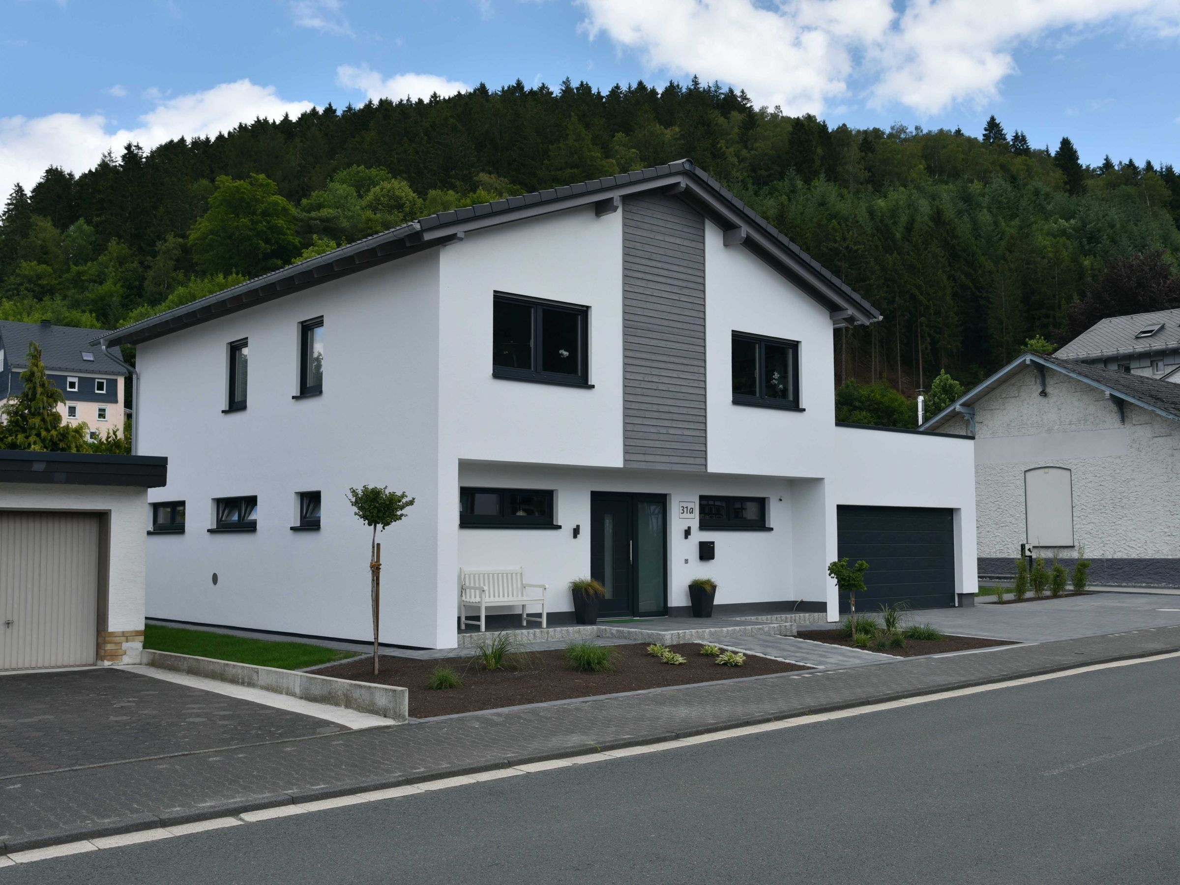 Blick auf Haus Nübold-Bracht von anderer Straßenseite