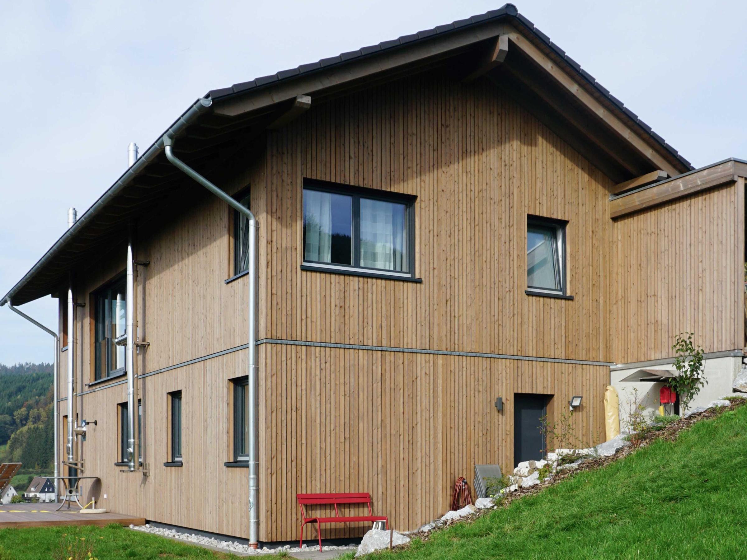 Außenansicht des Ferienhauses mit Holzfassade in Hanglage