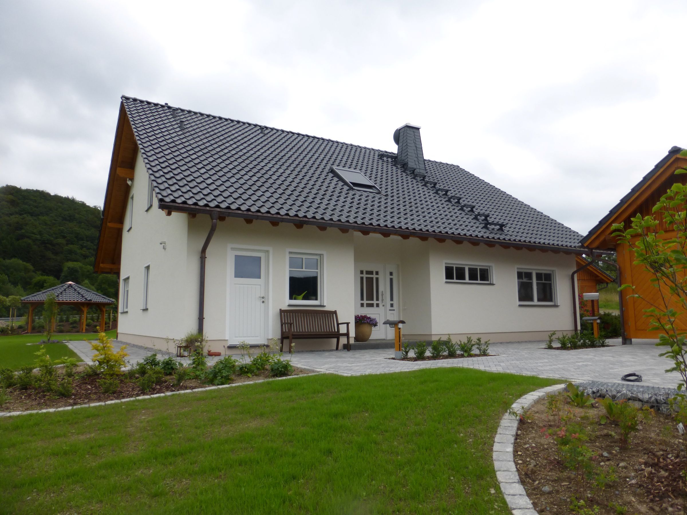 Einfamilienhaus in Holzrahmenbauweise mit Terrasse und Garten