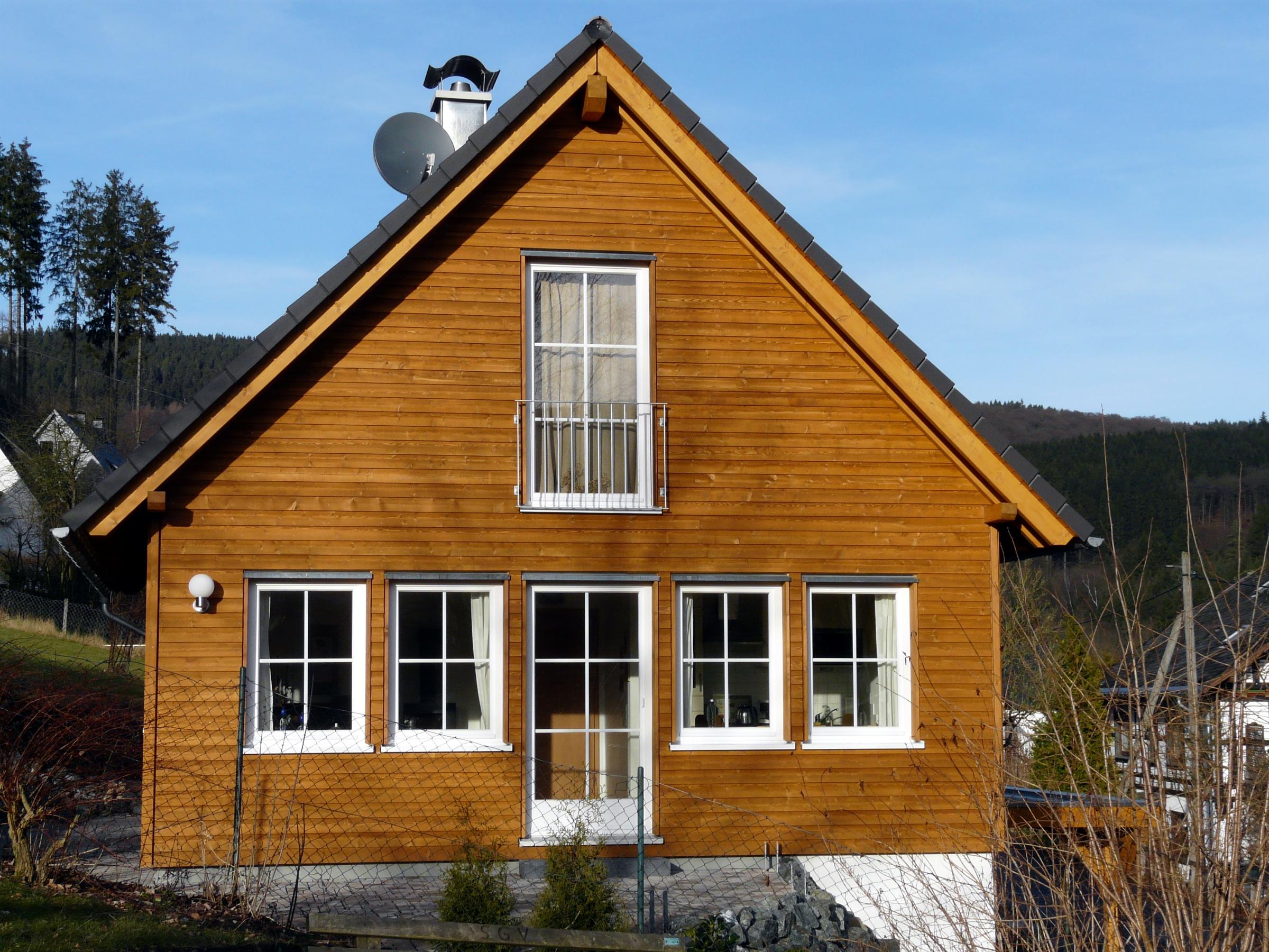 Giebelfassade des Haus Müller mit horizontaler Holzverschalung und Fenstern